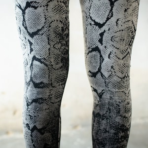 LEGGINGS with abstract snake pattern screen printing unisex black-gray-beige zdjęcie 5