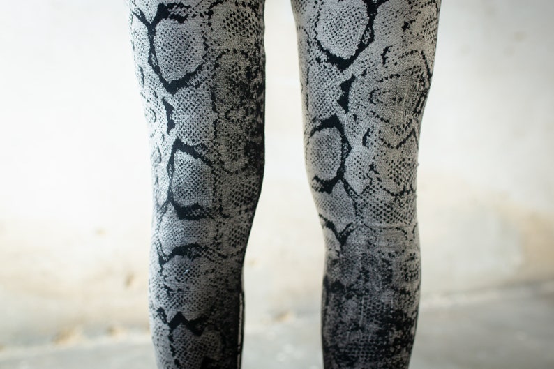 LEGGINGS with abstract snake pattern screen printing unisex black-gray-beige zdjęcie 5