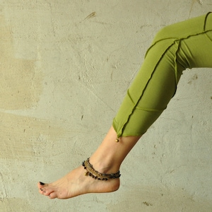 THREE-QUARTER LEGGINGS / Capri with Pointed Hem and Bells - green, light green, henna green