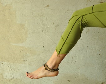 THREE-QUARTER LEGGINGS / Capri with Pointed Hem and Bells - green, light green, henna green