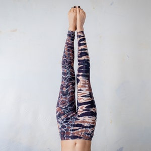 LEGGINGS mit Tiger und Leopardenoptik Akrobatik, Yoga, Acroyoga Batik, Schnurbatik, Knüpfbatik, Tie-Dye unisex braun-blaugrau Bild 1