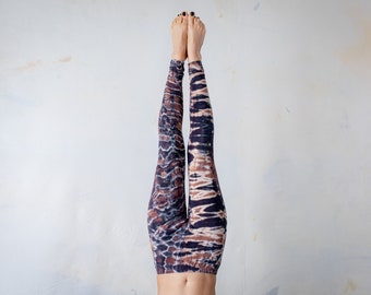 LEGGINGS mit Tiger- und Leopardenoptik - Akrobatik, Yoga, Acroyoga - Batik, Schnurbatik, Knüpfbatik, Tie-Dye - unisex - braun-blaugrau