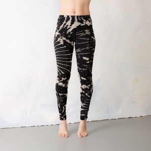 LEGGINGS mit abstraktem Blumenmuster Batik, Schnurbatik, Knüpfbatik, Tie-Dye unisex schwarz-beige-grau Bild 2