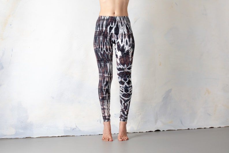 LEGGINGS mit abstrakten Rauten Batik, Schnurbatik, Knüpfbatik, Tie-Dye unisex schwarz-weiß-braun Bild 3