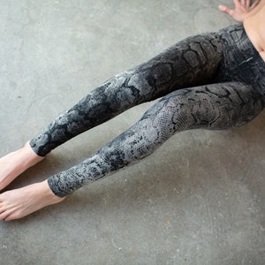 LEGGINGS with abstract snake pattern screen printing unisex black-gray-beige zdjęcie 7