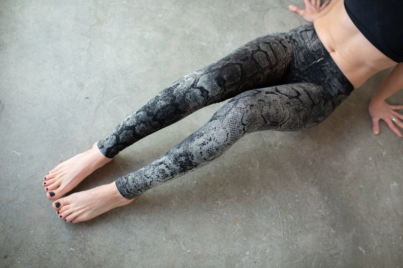LEGGINGS with abstract snake pattern screen printing unisex black-gray-beige image 7