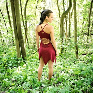 Elastisches ZIPFELKLEID, Trägerkleid, Minikleid - mit Messingperlen und Glöckchen - Wald, Elfe, Fee - rot