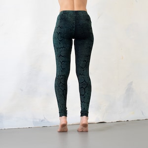 LEGGINGS with abstract snake pattern screen printing unisex blue-green image 3