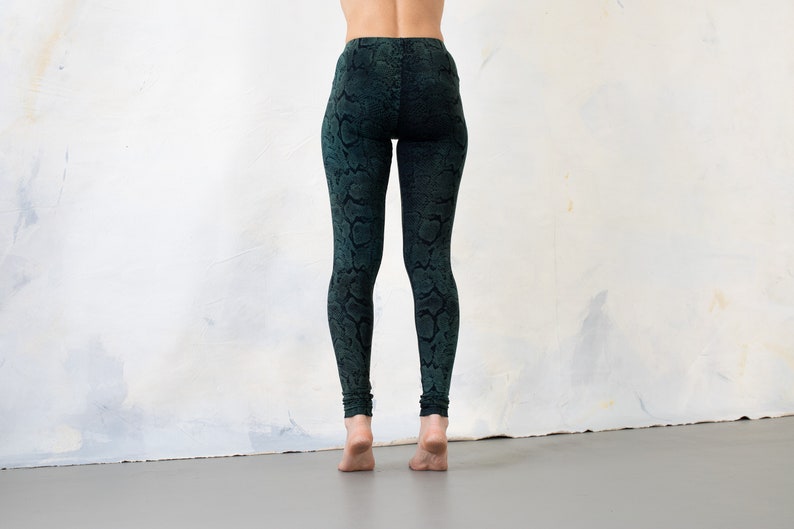 LEGGINGS with abstract snake pattern screen printing unisex blue-green image 3