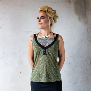 LOOSE TOP with Snake pattern, wide neckline and rivets - green