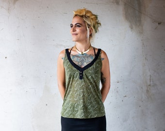 LOOSE TOP with Snake pattern, wide neckline and rivets - green