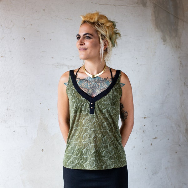 LOOSE TOP with Snake pattern, wide neckline and rivets - green