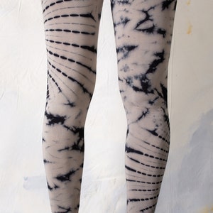 LEGGINGS mit abstraktem Blumenmuster Batik, Schnurbatik, Knüpfbatik, Tie-Dye unisex indigo, beige blau Bild 4