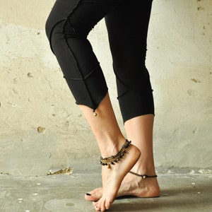 THREE-QUARTER LEGGINGS / Capri with Pointed Hem and Bells - black