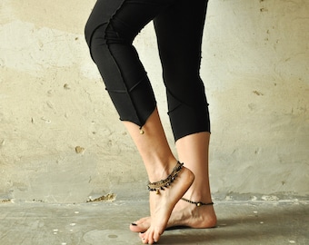 THREE-QUARTER LEGGINGS / Capri with Pointed Hem and Bells - black