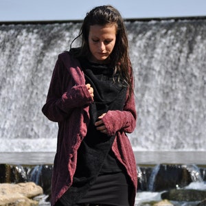 CARDIGAN TWO-PLY - Wrap Jacket with Large Hood and Thumbholes - mahogany-black