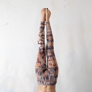 LEGGINGS mit abstrakten Rauten Batik, Schnurbatik, Knüpfbatik, Tie-Dye unisex beigebraun-lichtblau Bild 1