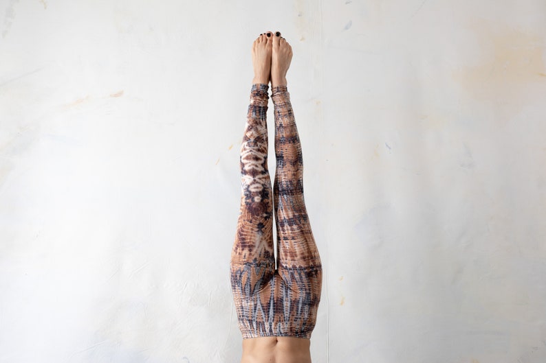 LEGGINGS mit abstrakten Rauten Batik, Schnurbatik, Knüpfbatik, Tie-Dye unisex beigebraun-lichtblau Bild 1