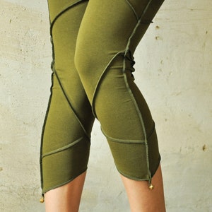 THREE-QUARTER LEGGINGS / Capri with Pointed Hem and Bells - olive green