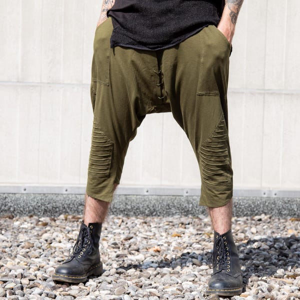 BAGGY PANTS - Overknee Shorts with Deep Crotch and Seam Structure - olive green