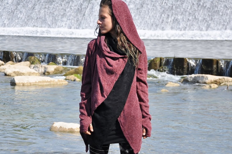 CARDIGAN ZWEILAGIG Strickjacke, Wickeljacke mit großer Kapuze und Daumenlöchern mahagoni-schwarz Bild 5