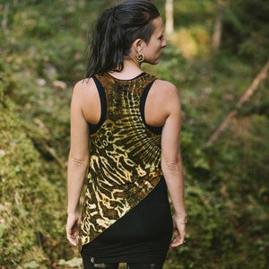 Losse, asymmetrische KORTE TOP met abstract, radiaal TIE-DYE patroon, racerback top met batikpatroon - bruin-camel