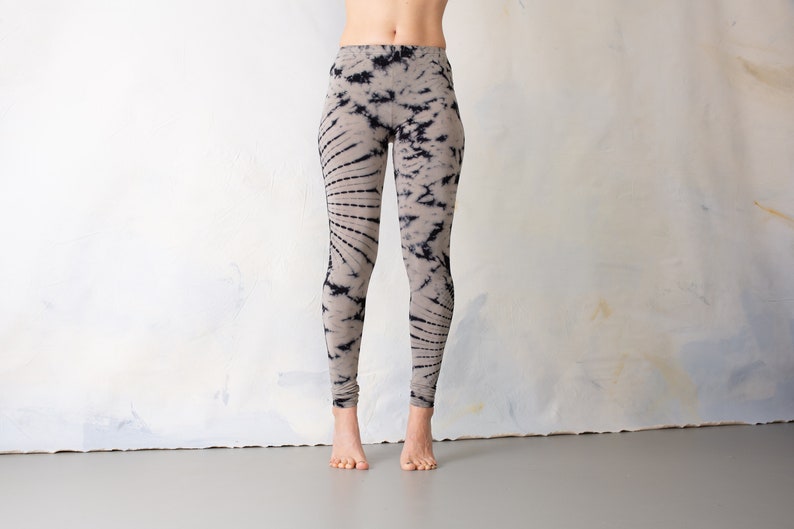 LEGGINGS mit abstraktem Blumenmuster Batik, Schnurbatik, Knüpfbatik, Tie-Dye unisex indigo, beige blau Bild 2