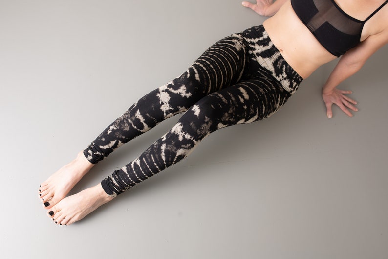 LEGGINGS mit abstraktem Blumenmuster Batik, Schnurbatik, Knüpfbatik, Tie-Dye unisex schwarz-beige-grau Bild 1