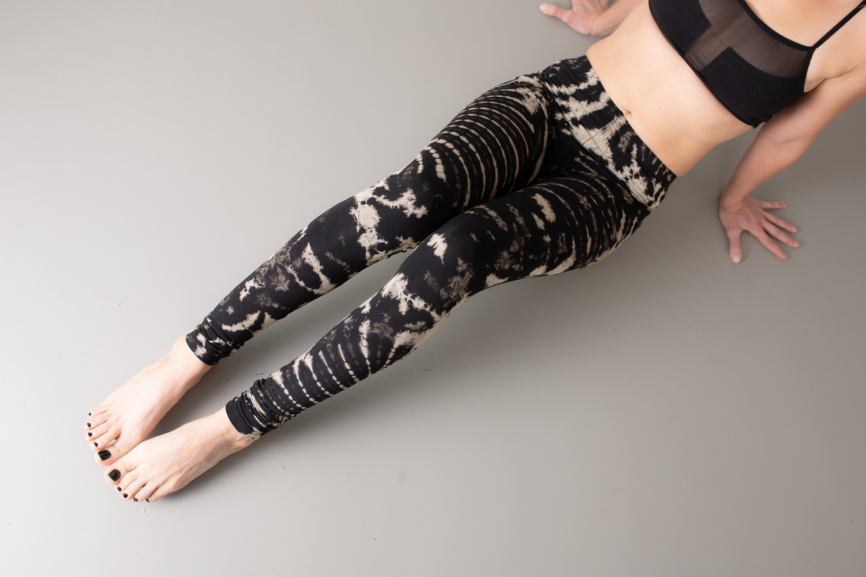 Black and white tie dye leggings hotsell
