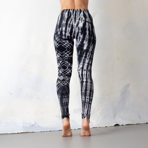 LEGGINGS mit abstrakten Rauten Batik, Schnurbatik, Knüpfbatik, Tie-Dye unisex schwarzgrau-weiß Bild 2