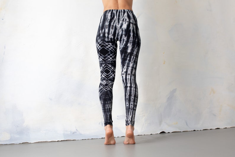 LEGGINGS mit abstrakten Rauten Batik, Schnurbatik, Knüpfbatik, Tie-Dye unisex schwarzgrau-weiß Bild 2