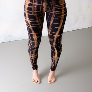 Leggings mit punky Kritzi-Kratzi Muster Siebdruck, Batik, Tie-Dye unisex braun-orange-apricot Bild 4