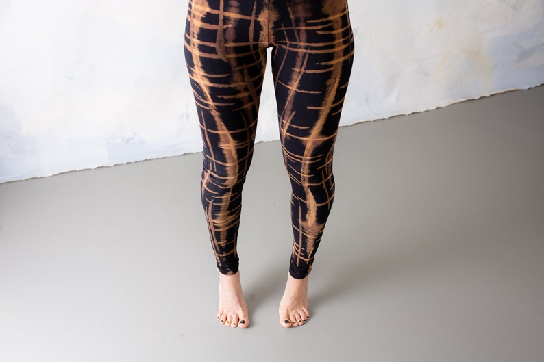 Leggings mit punky Kritzi-Kratzi Muster Siebdruck, Batik, Tie-Dye unisex braun-orange-apricot Bild 4