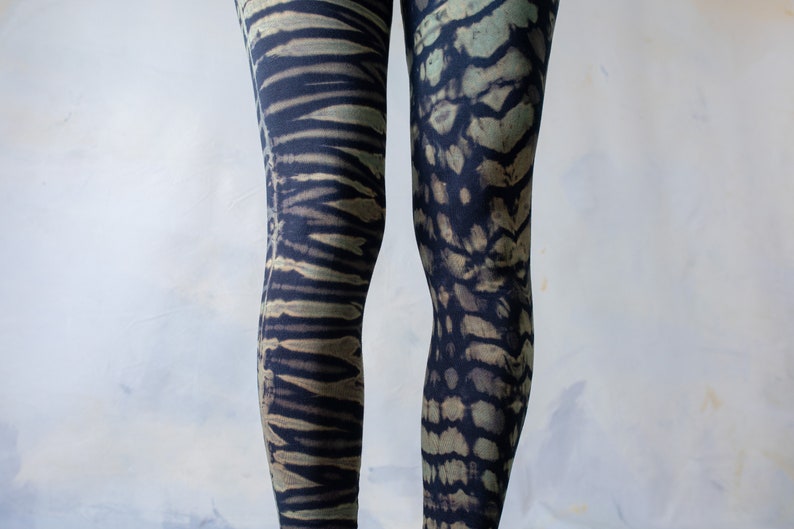 LEGGINGS mit Tiger und Leopardenoptik Akrobatik, Yoga, Acroyoga Batik, Schnurbatik, Knüpfbatik, Tie-Dye unisex dunkelblau-türkis Bild 5