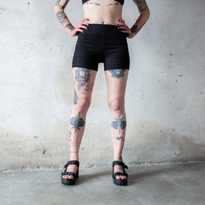 SHORTS mit Nähten Short Pants, Hot Pants, Yoga Shorts dunkelgrau Bild 5