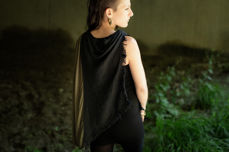 SUMMER PONCHO Cape, Shawl with Waterfall Neckline, Knitted Look and Fringes black-olive green image 4
