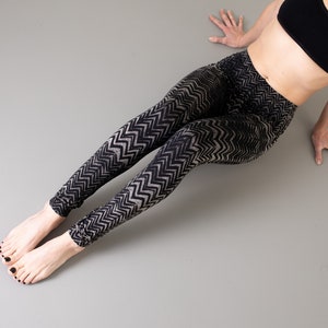 LEGGINGS with an abstract WAVE PATTERN Underwater Look black-gray-beige zdjęcie 3