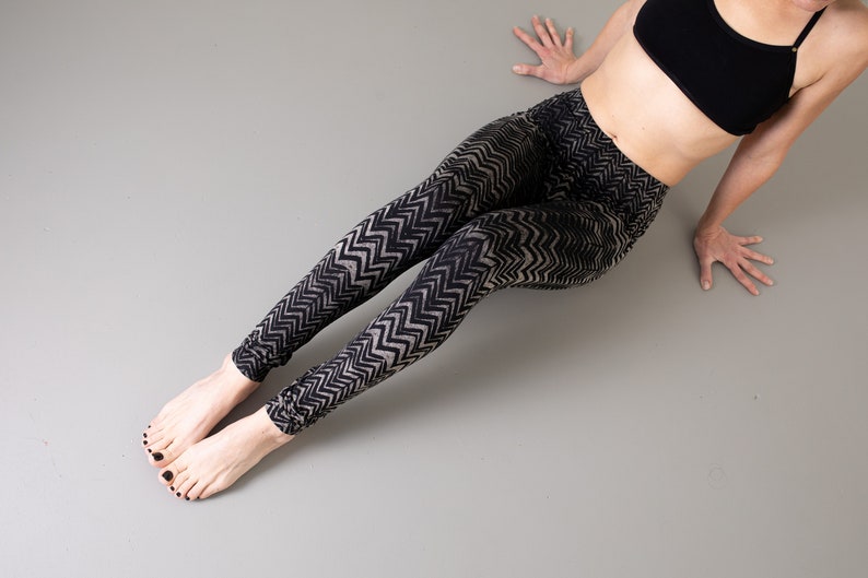 LEGGINGS with an abstract WAVE PATTERN Underwater Look black-gray-beige zdjęcie 3