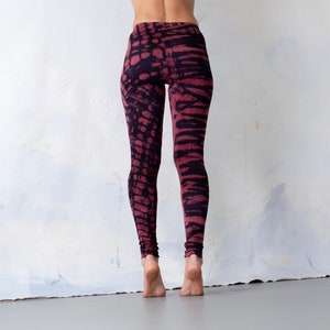 LEGGINGS mit Tiger und Leopardenoptik Batik, Tie-Dye unisex schwarz-rot-violett Bild 3