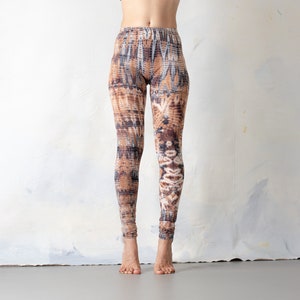 LEGGINGS mit abstrakten Rauten Batik, Schnurbatik, Knüpfbatik, Tie-Dye unisex beigebraun-lichtblau Bild 3