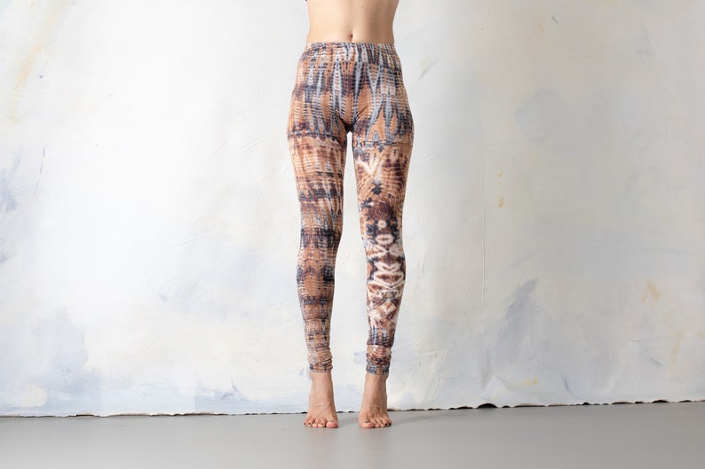 LEGGINGS mit abstrakten Rauten Batik, Schnurbatik, Knüpfbatik, Tie-Dye unisex beigebraun-lichtblau Bild 3