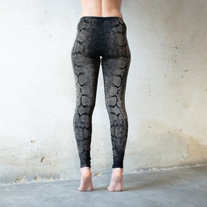 LEGGINGS with abstract snake pattern screen printing unisex black-gray-beige zdjęcie 3