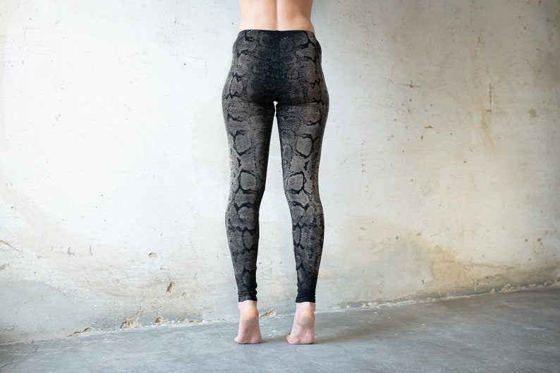 LEGGINGS with abstract snake pattern screen printing unisex black-gray-beige image 3
