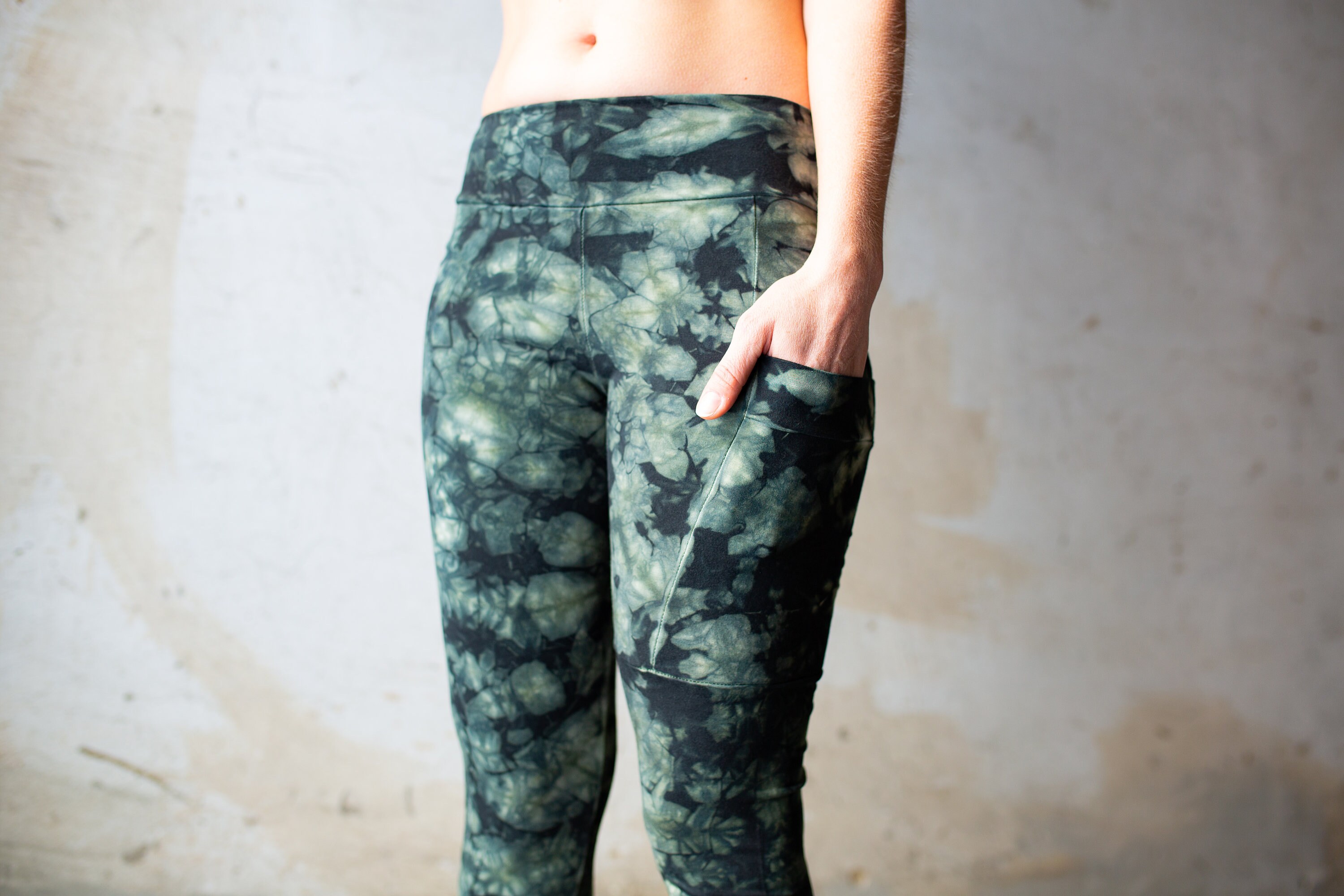 LEGGINGS with an abstract floral Pattern - Batik, Tie-Dye - unisex -  green-olive green