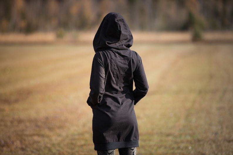 VESTIDO SUÉTER con capucha grande y bolsillos Secret Pocket negro imagen 2