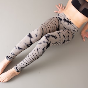 LEGGINGS mit abstraktem Blumenmuster Batik, Schnurbatik, Knüpfbatik, Tie-Dye unisex indigo, beige blau Bild 6