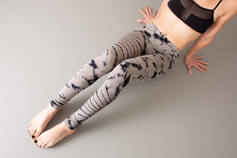 LEGGINGS mit abstraktem Blumenmuster Batik, Schnurbatik, Knüpfbatik, Tie-Dye unisex indigo, beige blau Bild 6