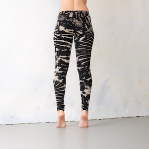 LEGGINGS mit abstraktem Blumenmuster Batik, Schnurbatik, Knüpfbatik, Tie-Dye unisex schwarz-beige-grau Bild 3