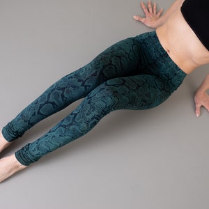 LEGGINGS with abstract snake pattern screen printing unisex blue-green image 6