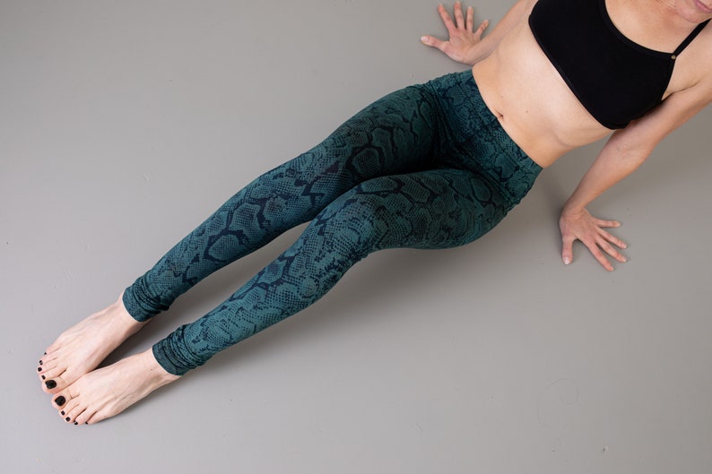 LEGGINGS with abstract snake pattern screen printing unisex blue-green image 6